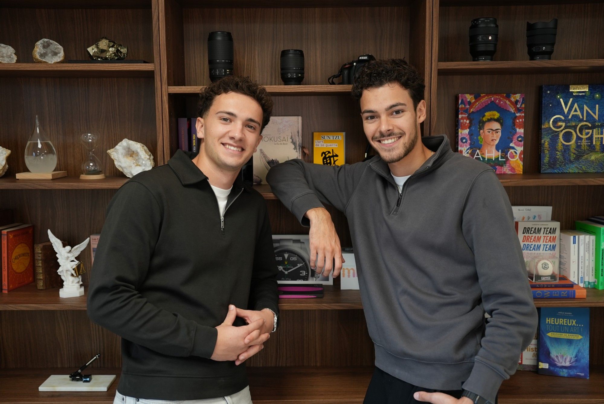 Martin Talon et Nolan Genty, cofondateurs d'Hérone, devant une bibliothèque