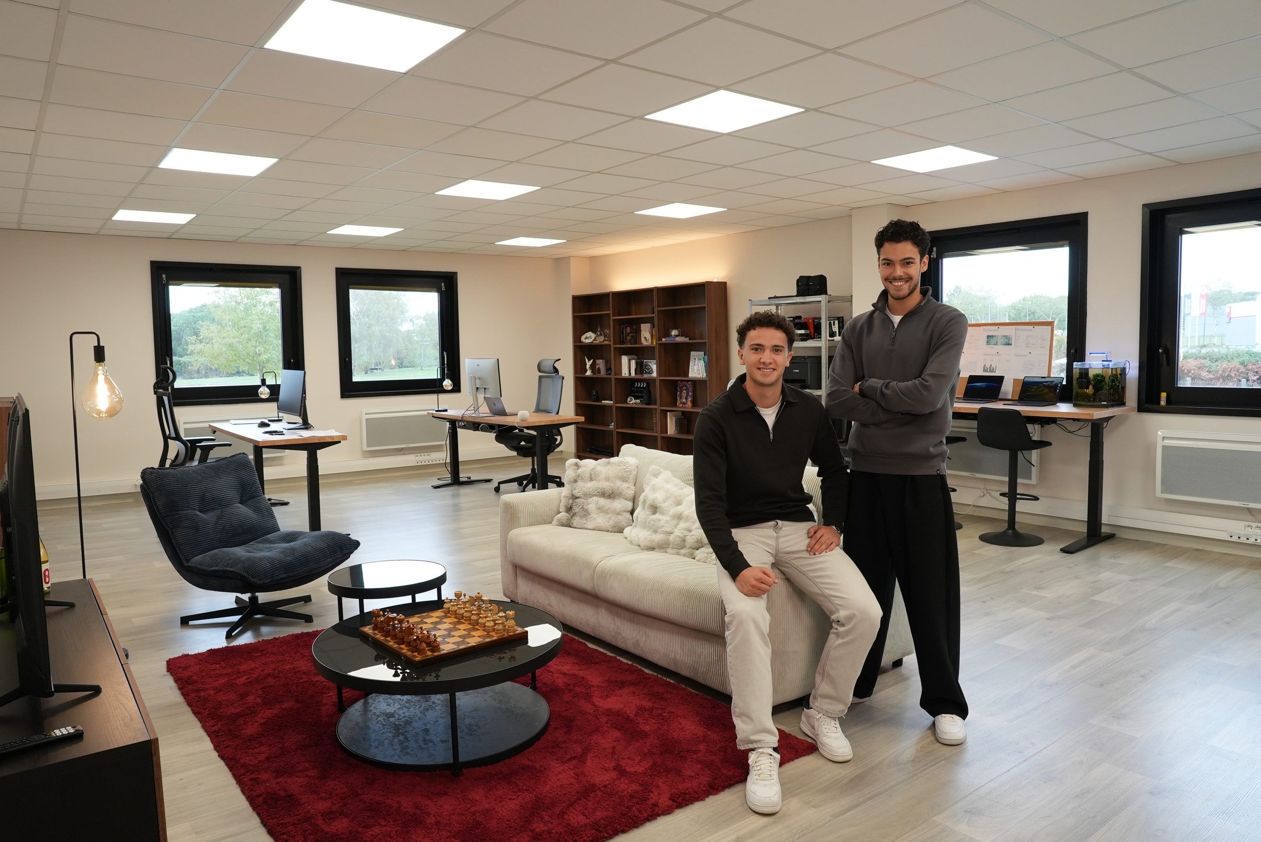 Martin Talon, assis, et Nolan Genty, debout, dans les bureaux d'Hérone aux Herbiers